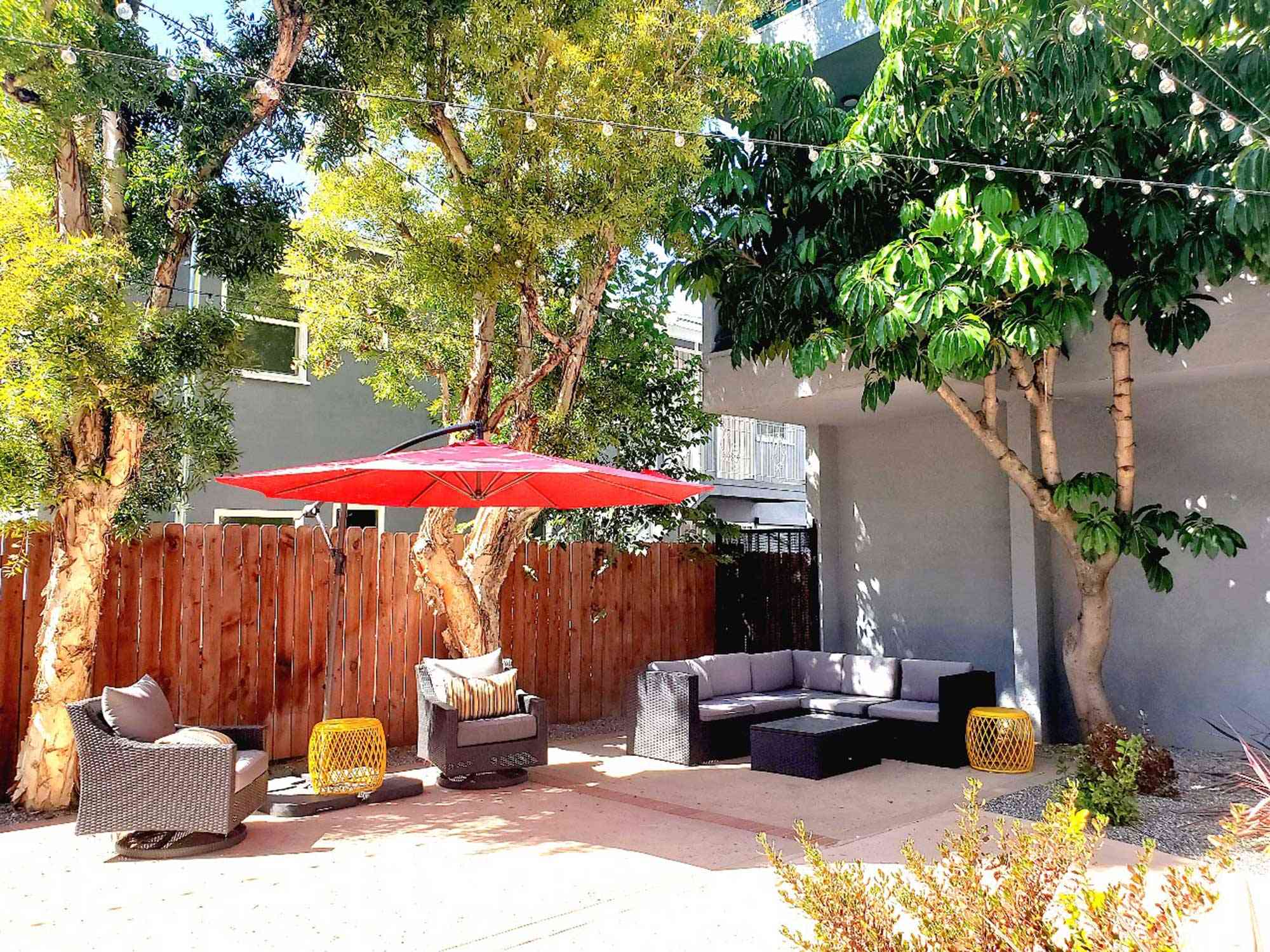 elm court apartments landscaped courtyard lounge with outdoor seating