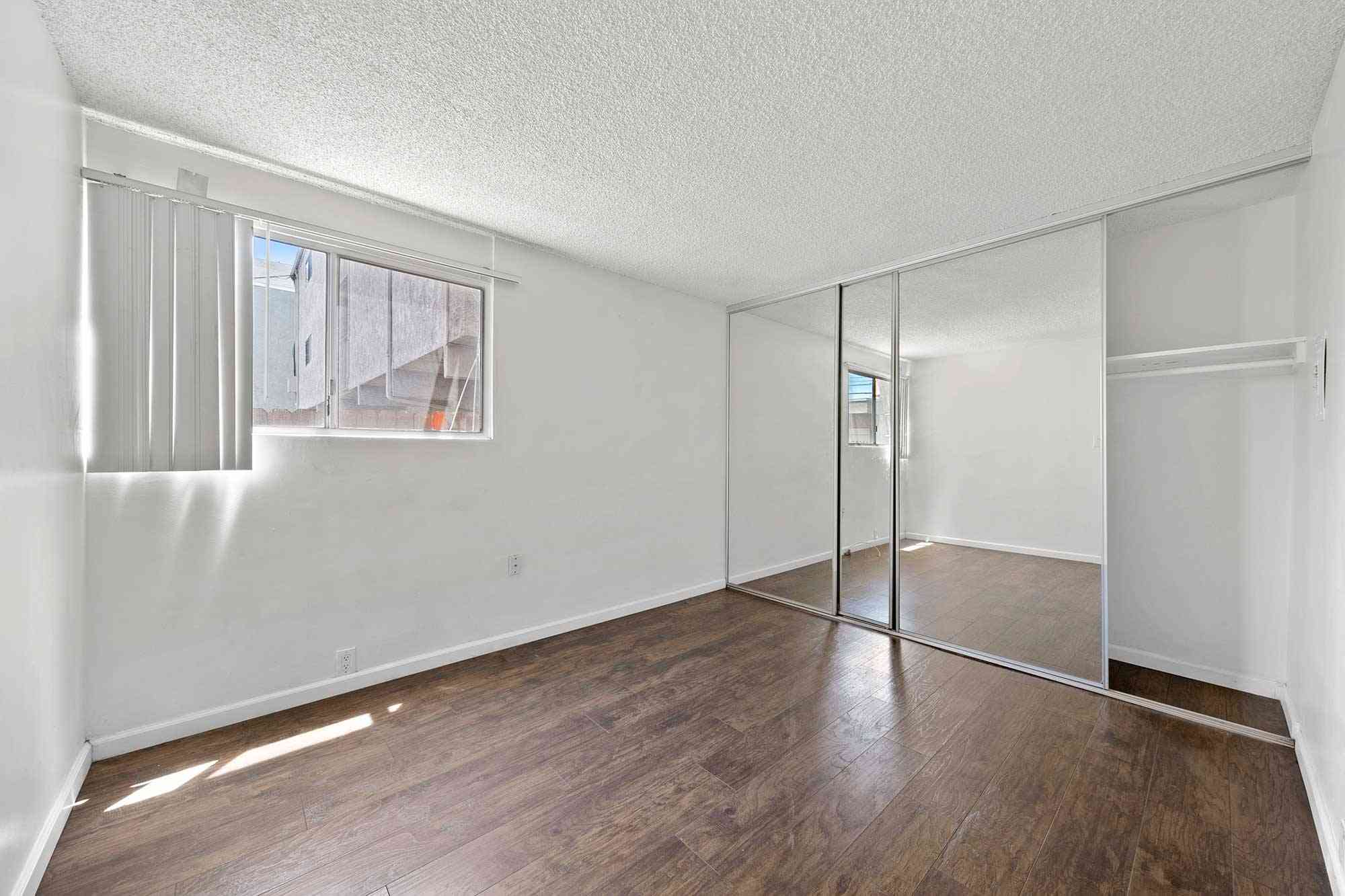 knolls on elm apartments bedroom interior with mirrored closet doors
